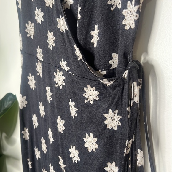 Urban‎ Outfitters Zina Floral Wrap Midi Dress Size Medium - Picture 9 of 11